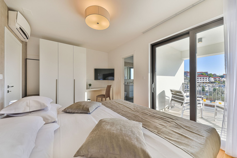 Bedroom NO1 (14,5 sqm) offers a King size bed 180x210cm, en-suite bathroom with shower, A/C, TV and a balcony overlooking the sea and the pool.
