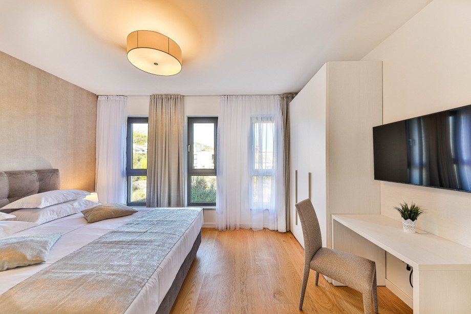 Bedroom NO3 (16 sqm) offers a King size bed 180x210 cm, en-suite bathroom with a shower, A/C, TV and views of the neighbourhood and natural surroundings.