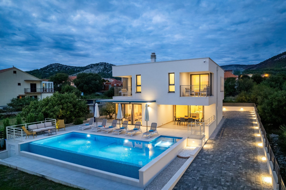 Each detail in Villa Consido is carefully selected and provided for your complete relaxing and well-deserved vacation