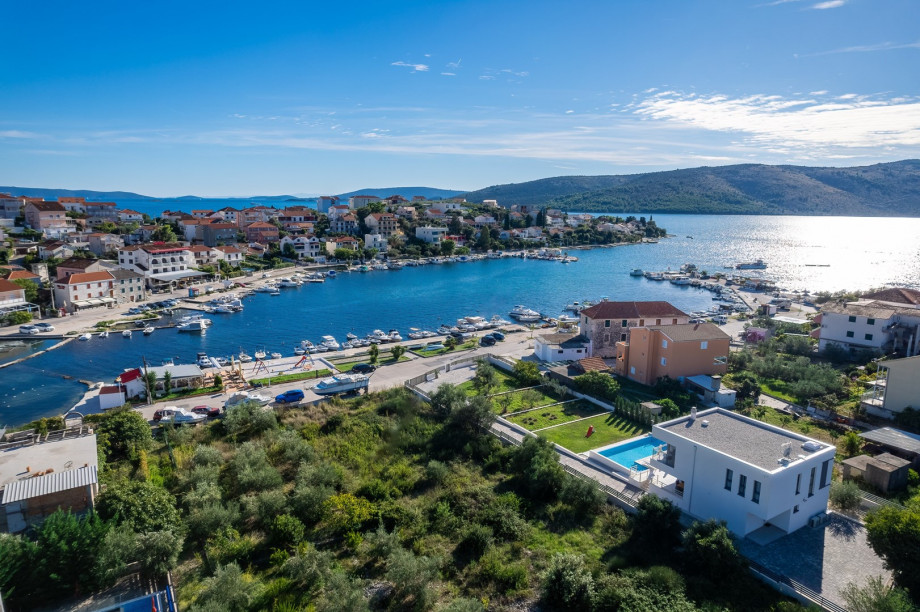 Modern villa just a 100 m from the sea