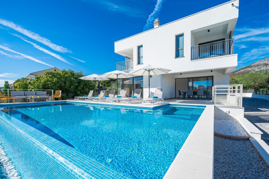 Dive into luxury with your very own private 10m x 4m heated pool, equipped with a state-of-the-art electrolysis non-chlorine system