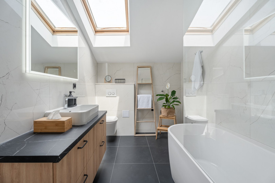 Comfortable family bathroom with a bathtub shared by the two bedrooms