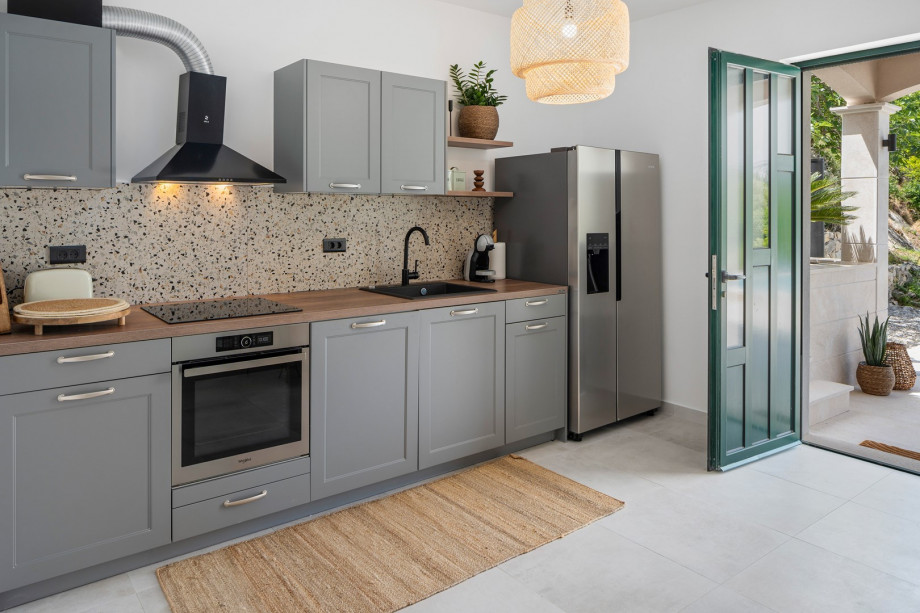 A fully functional kitchen on the ground floor (complete with a Dolce Gusto coffee maker, kettle, toaster, refrigerator with ice maker, etc.)