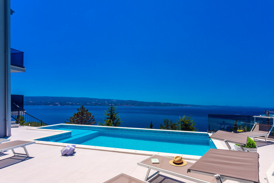 Villa Belvedere with heated pool, 4 bedrooms, 4 bathrooms, billiards, Media room