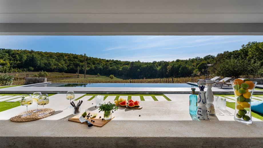  2 Wohnbereichen, 2 voll ausgestatteten Küchen, einem beheizten 44 m2 großen Infinity-Pool 