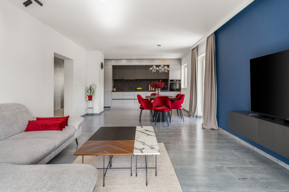 Dining table for 6 people, living room, air conditioning, flat screen TV