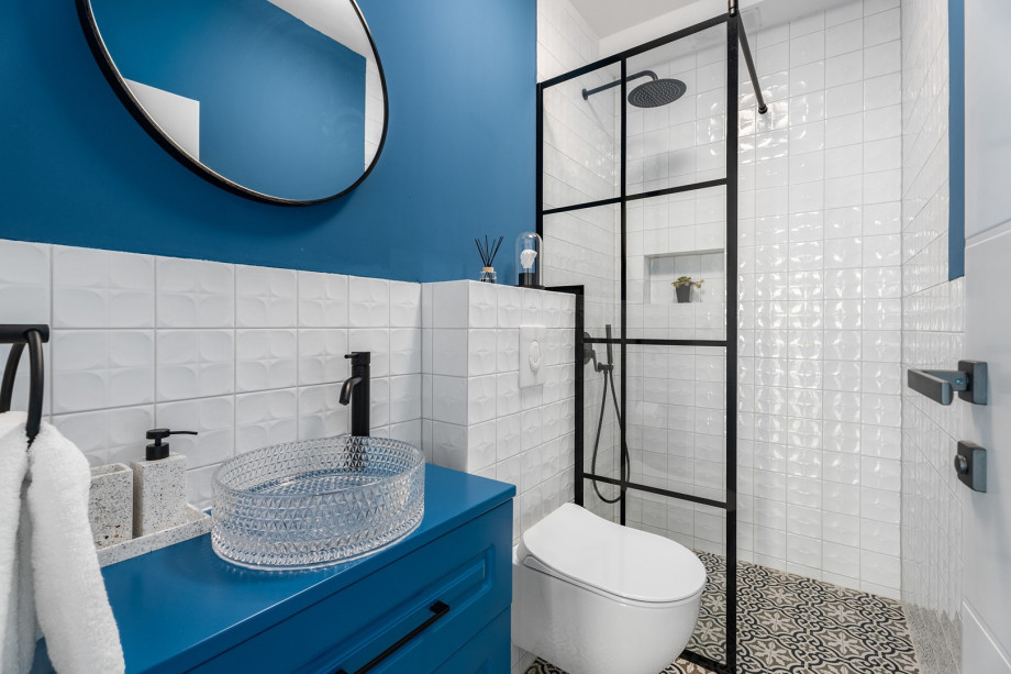 Family bathroom No. 1 with a shower, towels are provided