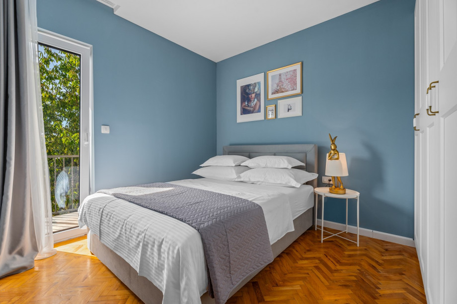 Bedroom no. 3 (9.8 m2) with double bed 160 cm x 200 cm, shared balcony with living room