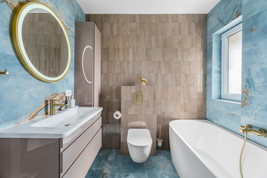 Another family bathroom no. 2 with a bathtub