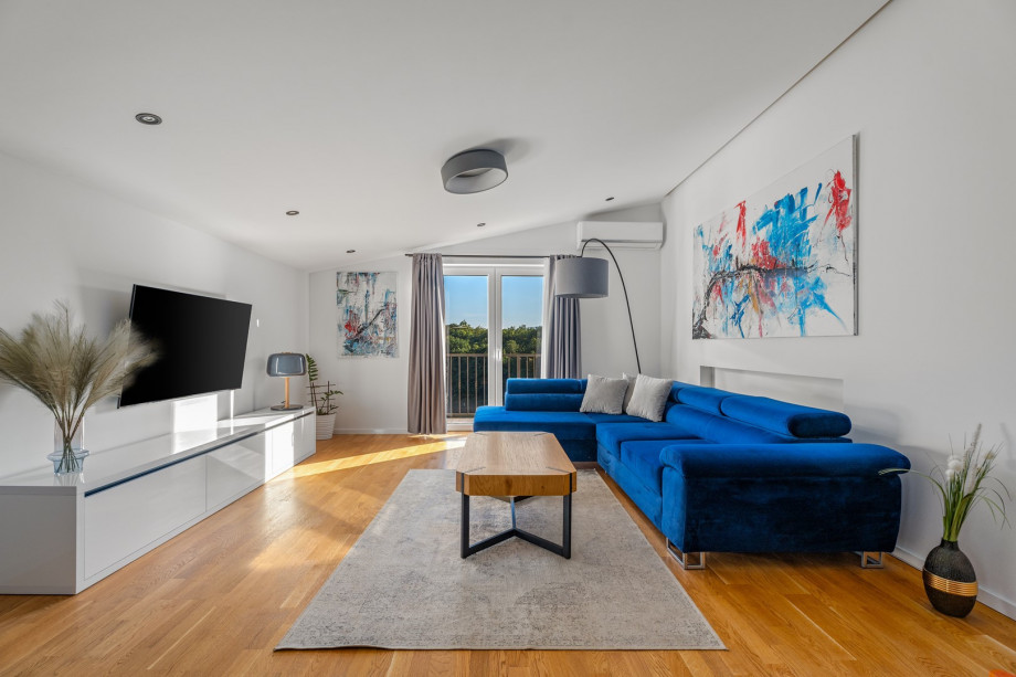 Kitchen island, dining table for 6 people, living room, air conditioning, flat screen TV