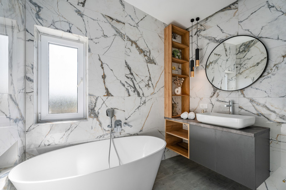 Another family bathroom no. 4 with a bathtub