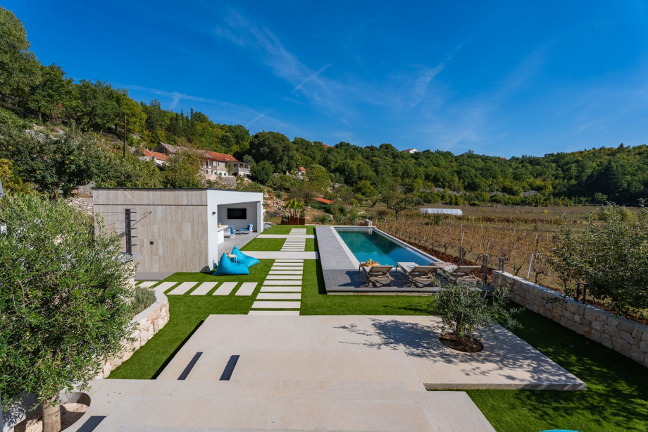 Several corners for rest, umbrellas, outdoor shower