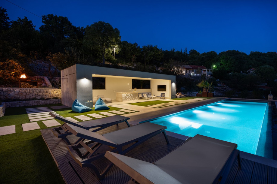 Organization of the lights in the outdoor area, give a great holiday mood