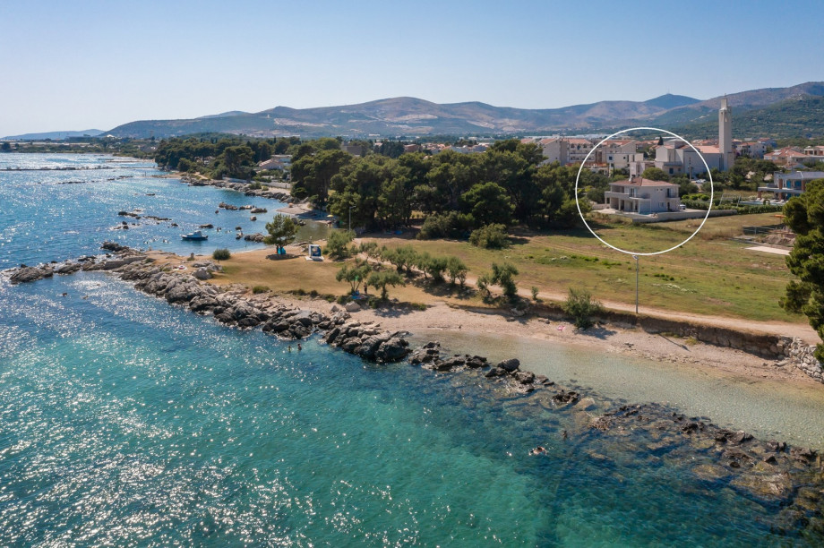 Villa Pensa ist perfekt gelegen, nur wenige Gehminuten vom Strand entfernt (nur 30 m entfernt)