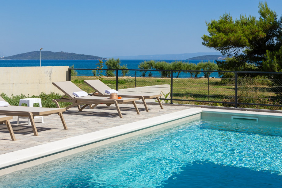 Treten Sie hinaus in Ihren eigenen privaten 35 m2 großen Pool (7,9 m x 4,4 m)