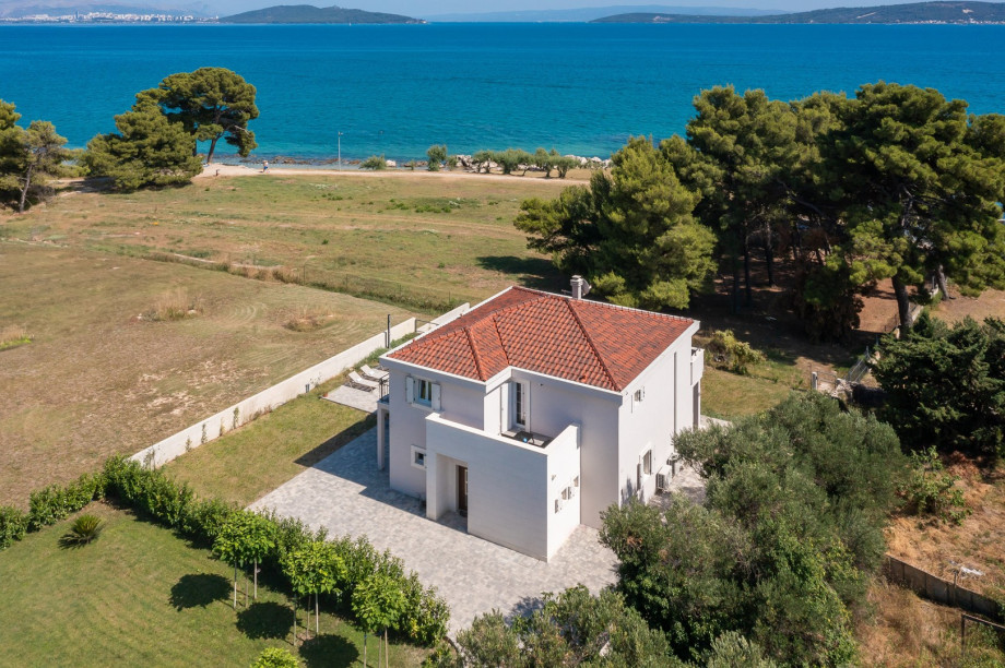 Enjoy a peaceful environment surrounded by a stunning, unspoiled seaside area and a picturesque promenade