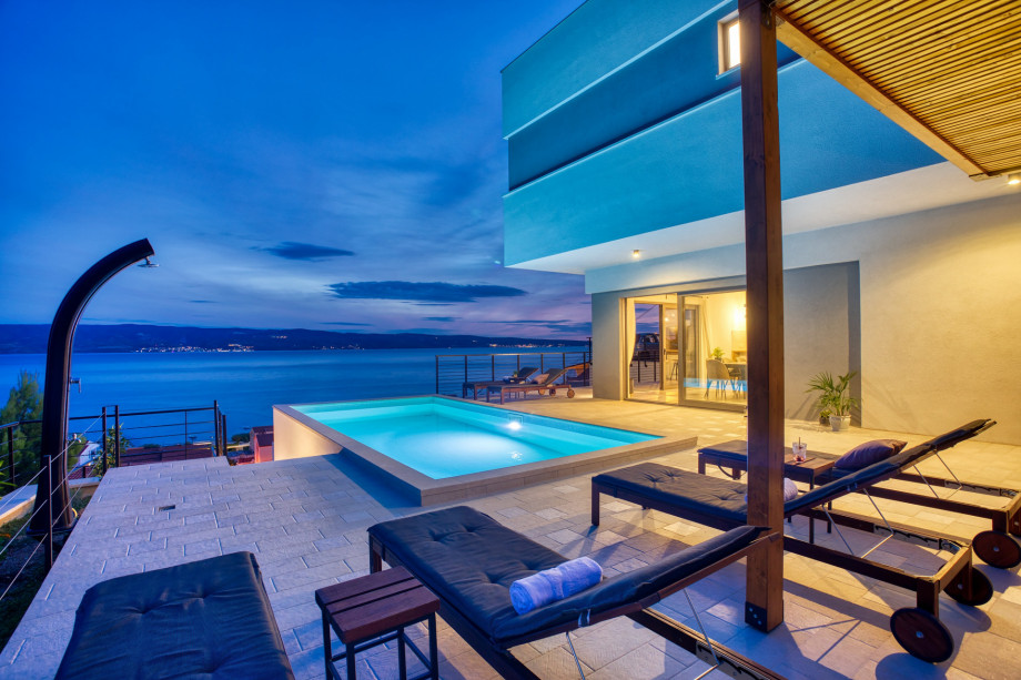 Fully air-conditioned with 4 en-suite bedrooms and amazing panoramic sea views.