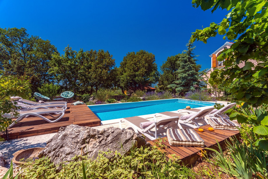 Beheizter Pool mit 6 Liegestühlen und 2 Entspannungsstühlen
