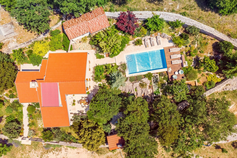 Blick von oben auf die Villa und das gesamte Grundstück