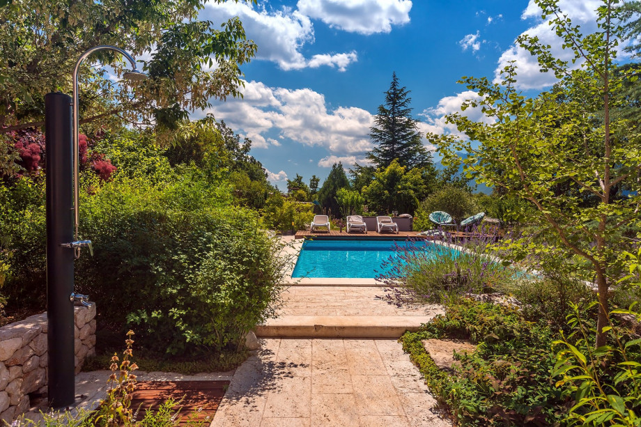Outdoor shower, botanic garden and sun deck next to 32m2 heated pool