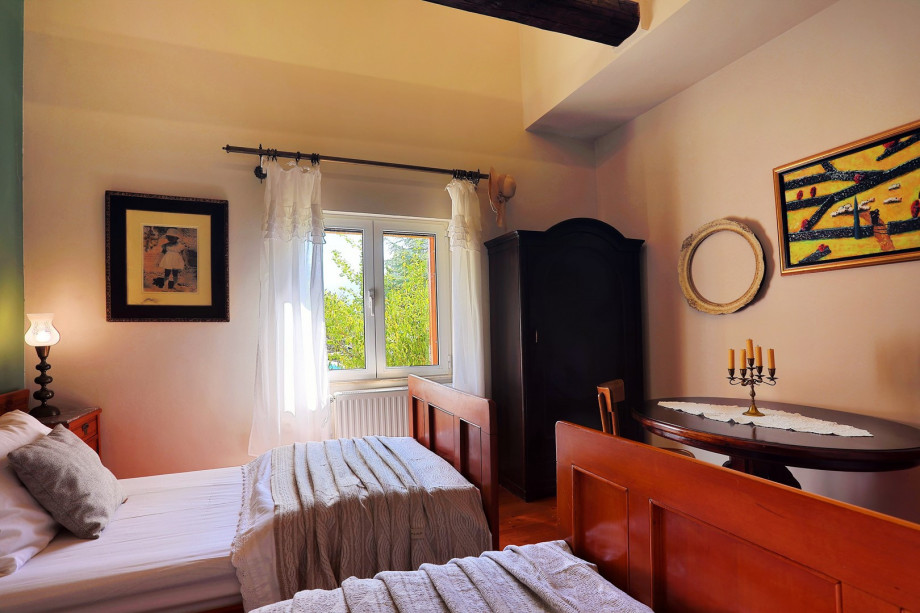 Bedroom with 2 single bed on the ground floor