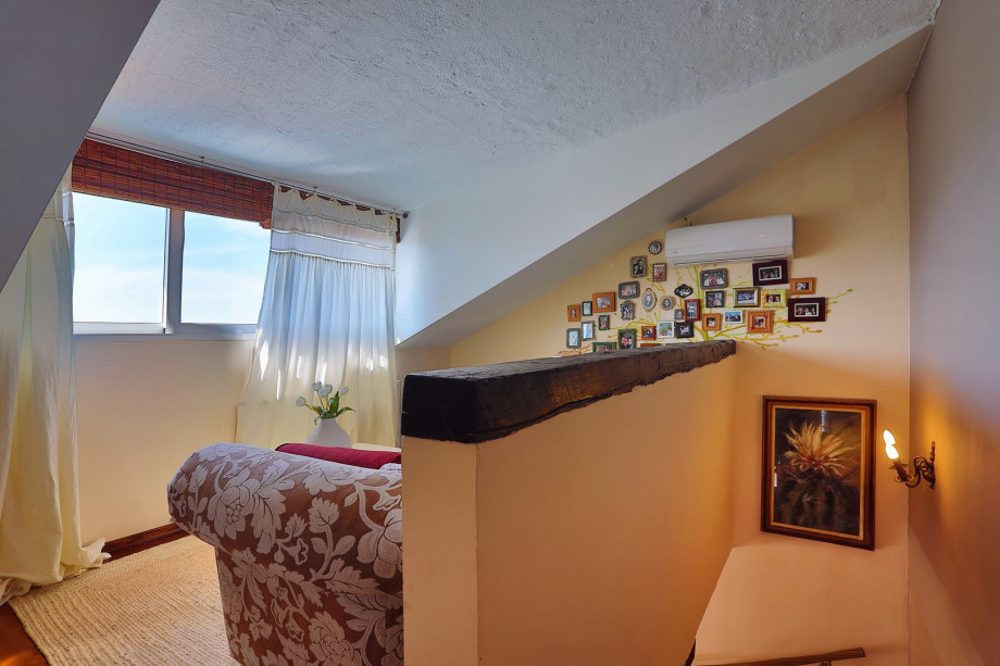 a gallery with a sofa, DVD, TV, and air-conditioning