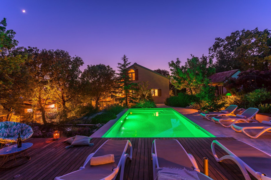 Heated pool with 6 deck chairs and 2 relaxing chairs