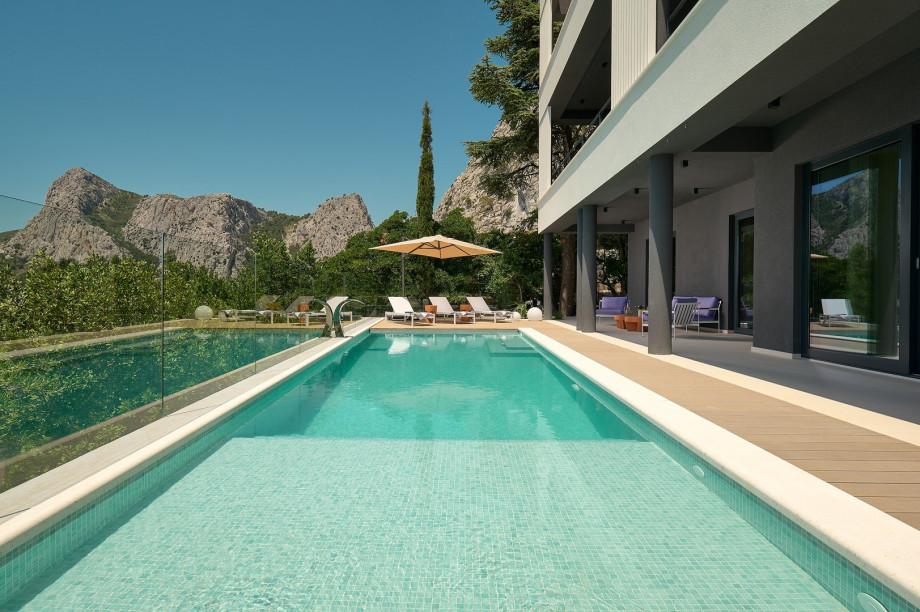 Es bietet einen privaten und beheizten Pool mit chlorfreiem System