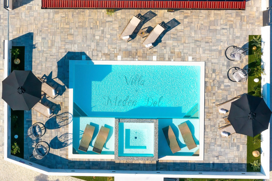 Beheizter, 58 Quadratmeter großer privater Pool mit Whirlpool
