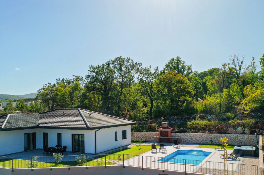 NEW! Villa Lauret with Hot-Tub, Sauna, Heated Pool, 3 En Suite Bedrooms