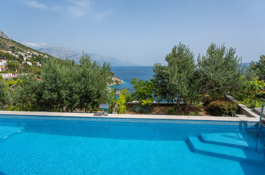 Meerblick auf das kristallblau-türkisfarbene Wasser der Adria
