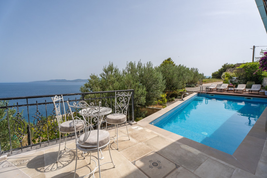 Panoramablick auf das Meer und die Insel, den Sie zu jeder Tages- und Nachtzeit genießen können