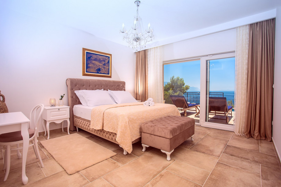 Bedroom No1 with king-size bed 180x200cm, TV, AC