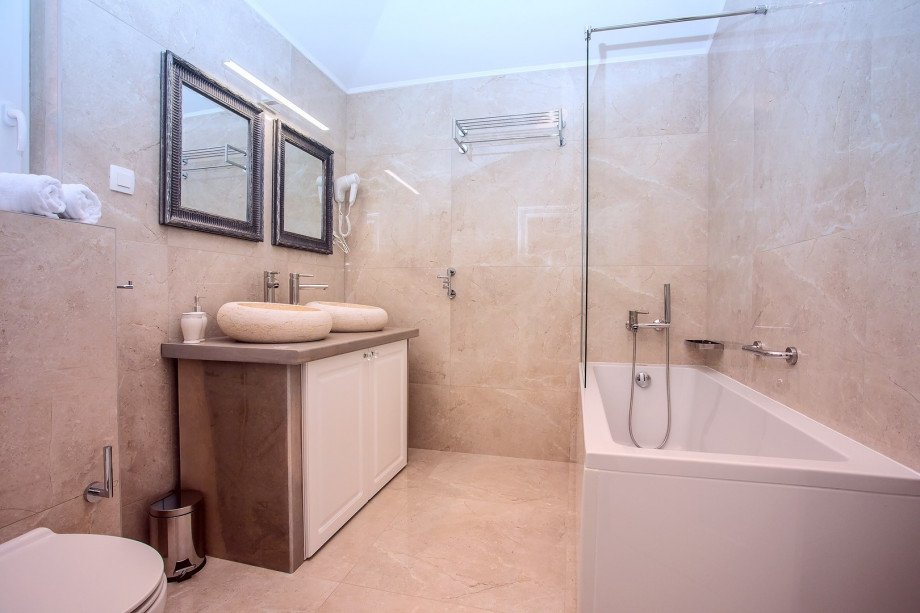 En suite bathroom with bathtub, (bedroom No3)
