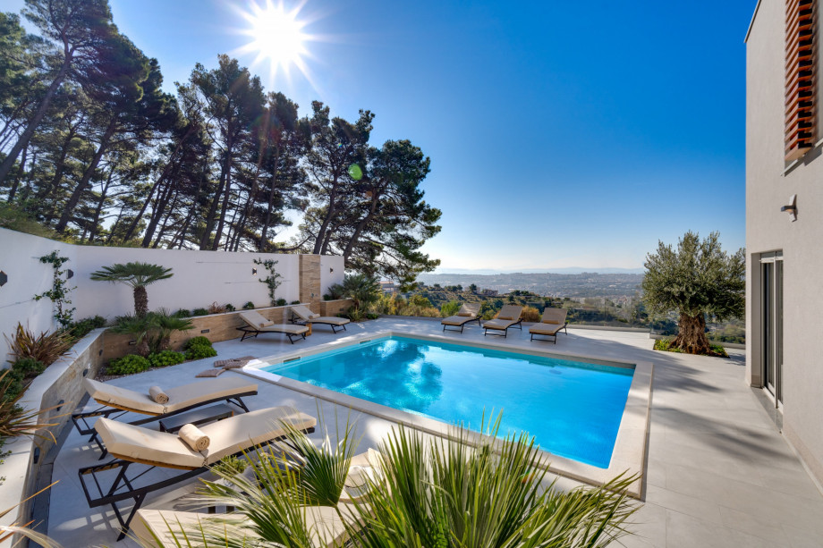 Very nicely designed and contemporary property fully equipped for an absolutely relaxed and fulfilled vacation.