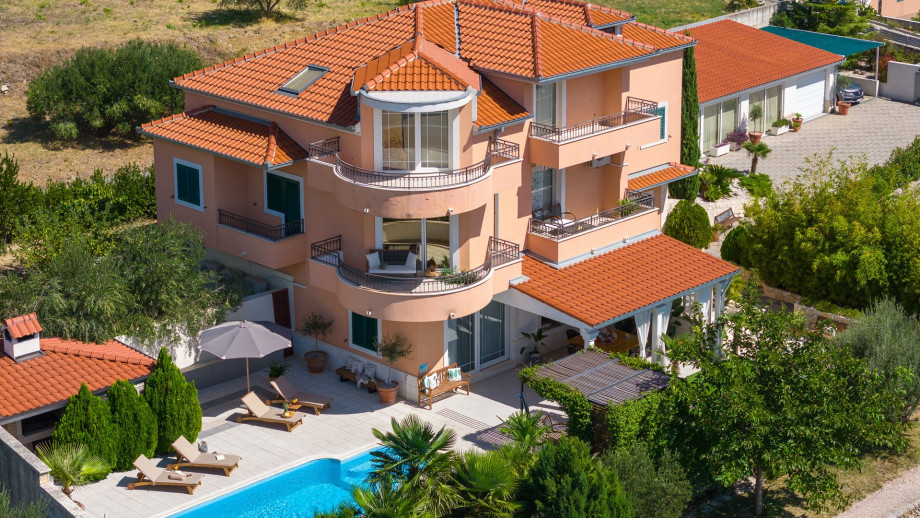 Villa Anita with private pool, gym, 6 bedrooms, panoramic views, 5km from sea