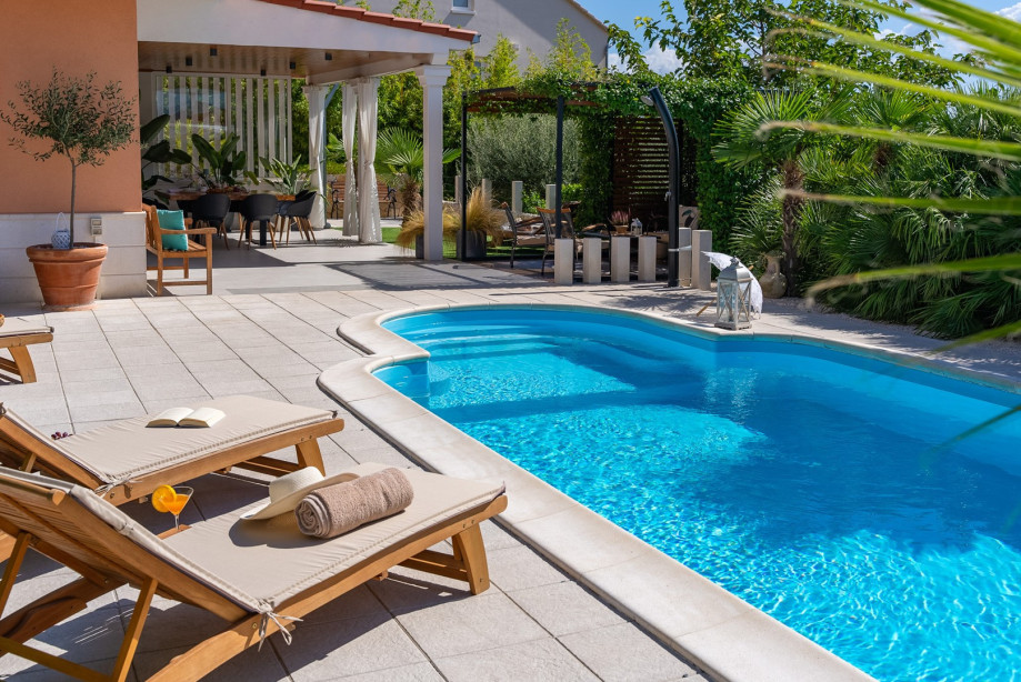 32 square meters pool, with 8 deck chairs, outdoor dinning area and a sea view