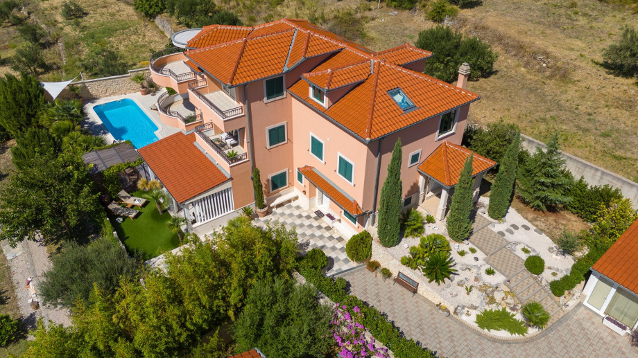 Villa ANITA with private pool, gym, 6 bedrooms, panoramic views, 5km from sea