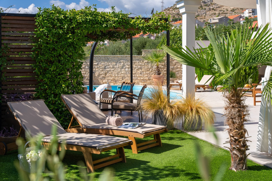 relaxing outddor area next to the pool