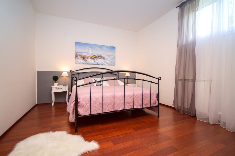 Bedroom 2 with a  queen-size bed