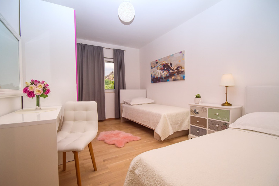 Bedroom 4 with two single beds