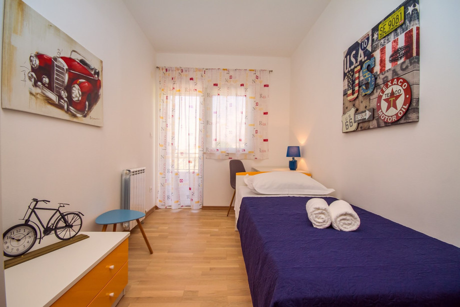 Bedroom 5with a  single bed