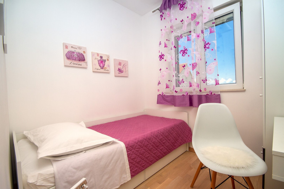 Bedroom 6 with a single bed