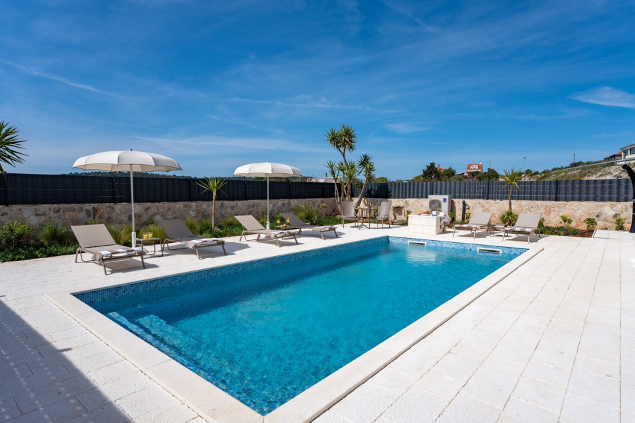 Stilvolle und luxuriöse Villa mit 4 Schlafzimmern mit eigenem Bad, beheiztem 36 m2 großem Pool und Whirlpool