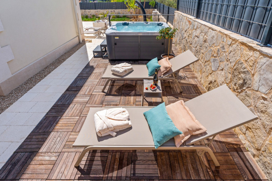 Ein Sonnendeck mit Whirlpool nur für Ihre entspannende Zeit.