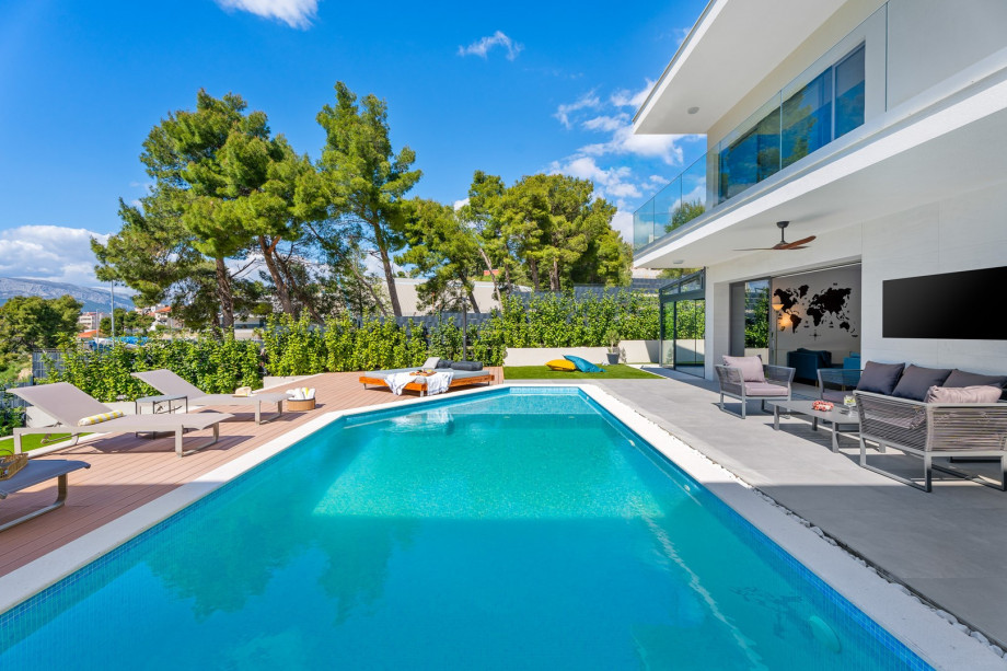 5 cozy en suite bedrooms, seven bathrooms, and 3 separate kitchen areas.