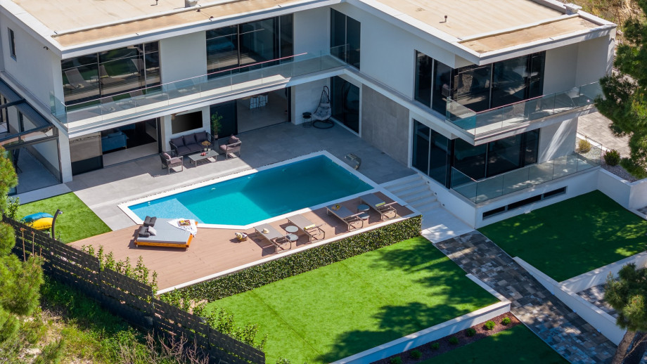 Because of the variety of its amenities, it has everything you need to surpass everyone in your group's expectations.