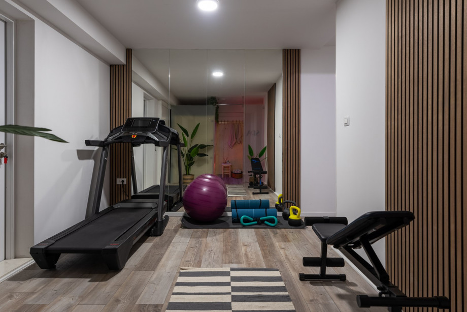 In addition, there is a well-organized fun area with a pool table, table soccer, darts, a kitchenette featuring an island with four stools, a sofa, a TV, and a PlayStation 5.