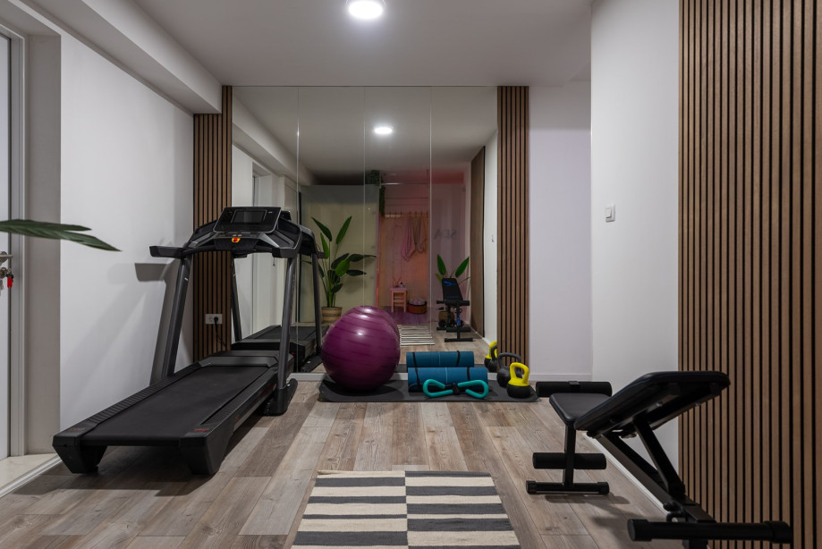 In addition, there is a well-organized fun area with a pool table, table soccer, darts, a kitchenette featuring an island with four stools, a sofa, a TV, and a PlayStation 5.