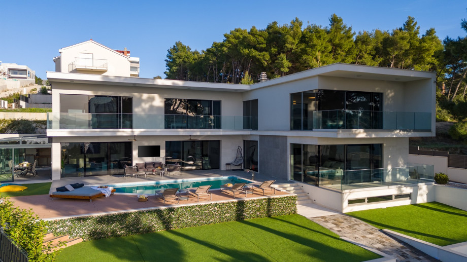 The ground floor area features a sun deck overlooking the sea, a 36 m2 (9 m x 4 m) heated pool with hydromassage